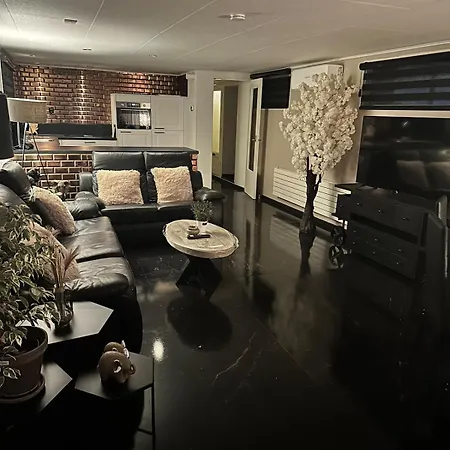 Woonboot De Dobber Loosdrechtse Plassen 4-8 Personen