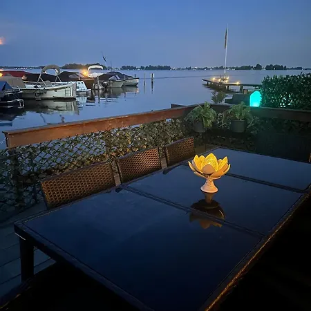 Woonboot De Dobber Loosdrechtse Plassen 6-8 Personen