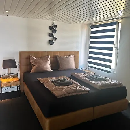 Woonboot De Dobber Aan De Loosdrechtse Plassen 4-8 Personen * Loosdrecht