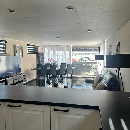 Woonboot De Dobber Aan De Loosdrechtse Plassen 4-8 Personen Loosdrecht