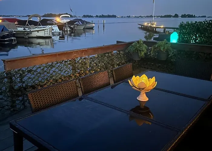 Woonboot De Dobber Loosdrechtse Plassen 4-8 Personen